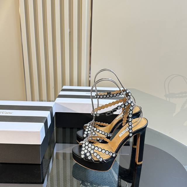 Aquazzura 2024经典款的高跟防水台水钻凉鞋，真的美到我心坎里啦！璀璨的水钻在阳光下闪烁，如同繁星点点。防水台的设计贴心又舒适，高跟鞋则赋予了自信的力